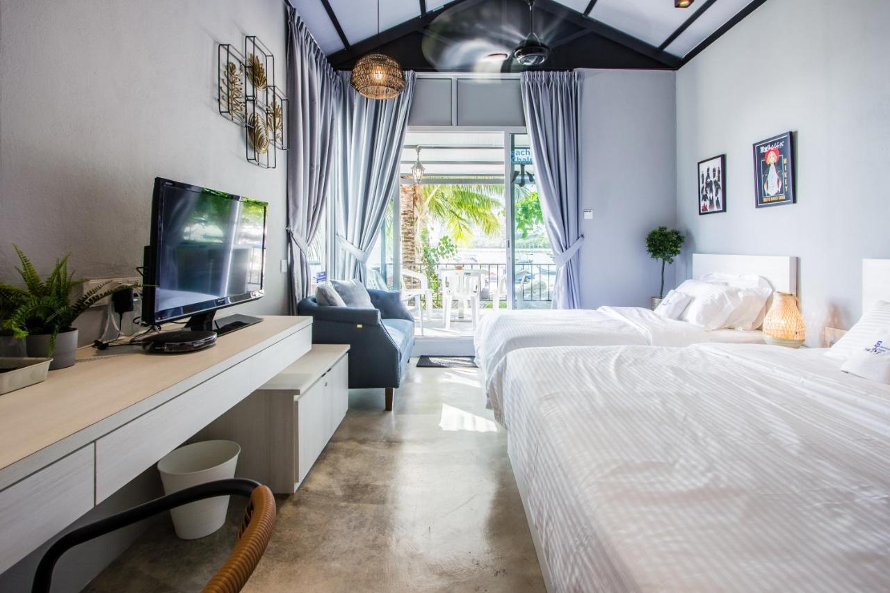 Beachboy Chalet By The Beach Bukit Lada Exterior foto