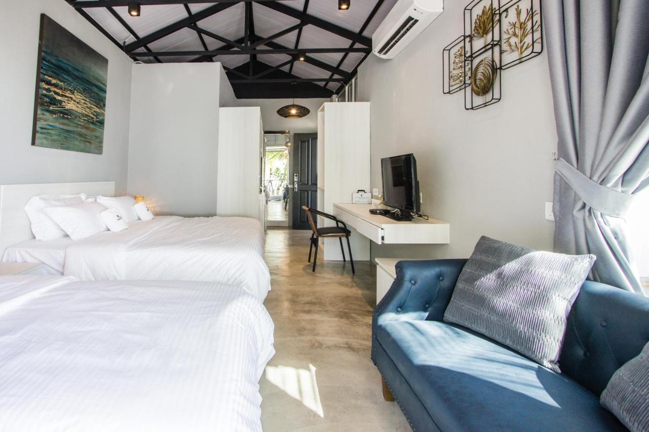 Beachboy Chalet By The Beach Bukit Lada Exterior foto