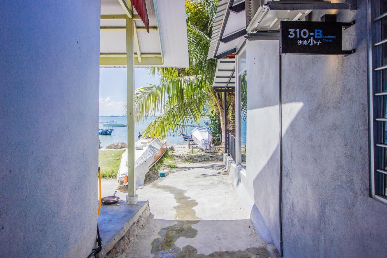 Beachboy Chalet By The Beach Bukit Lada Exterior foto