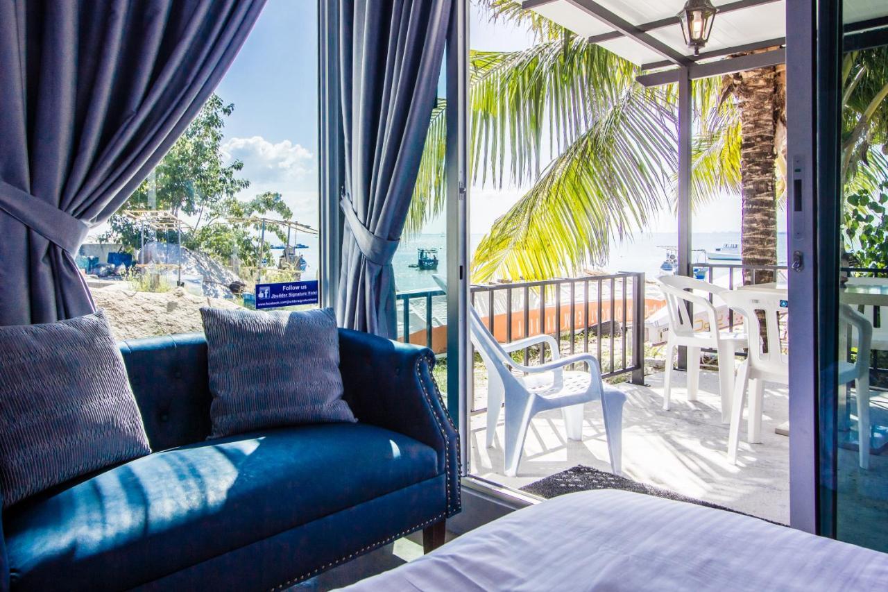Beachboy Chalet By The Beach Bukit Lada Exterior foto